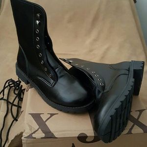 NWT Womens combat boots