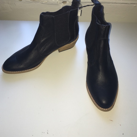 Gap Black Leather Chelsea Boot Size 7 / 38
