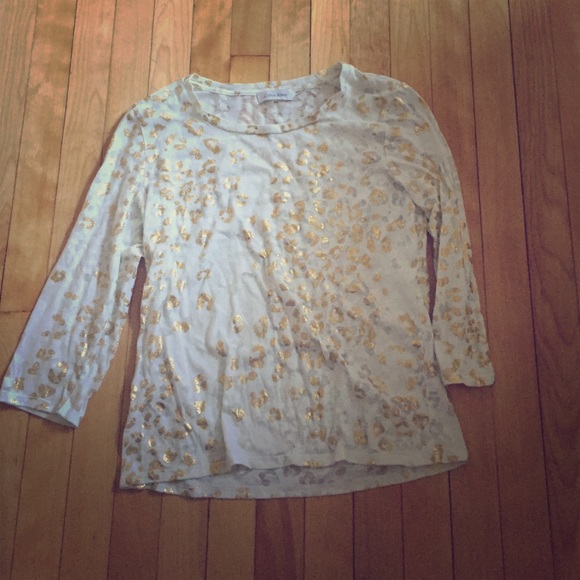 A beautiful quarter length sleeve shirt