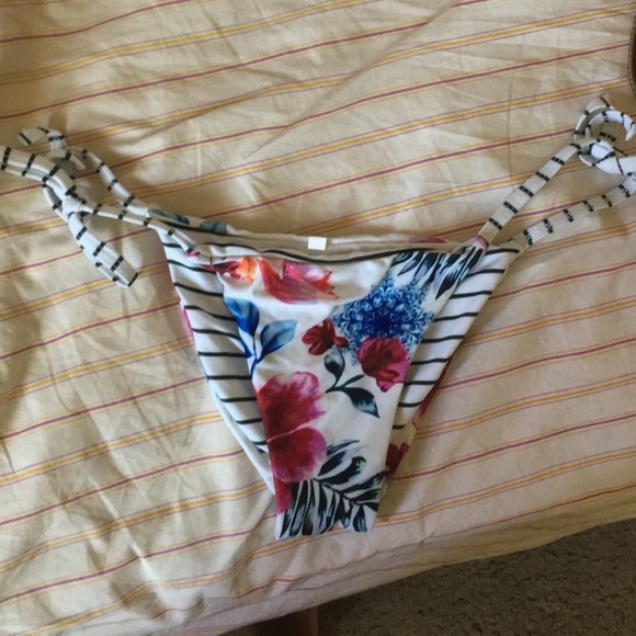 NWOT Floral Bikini Bottoms (reversible)