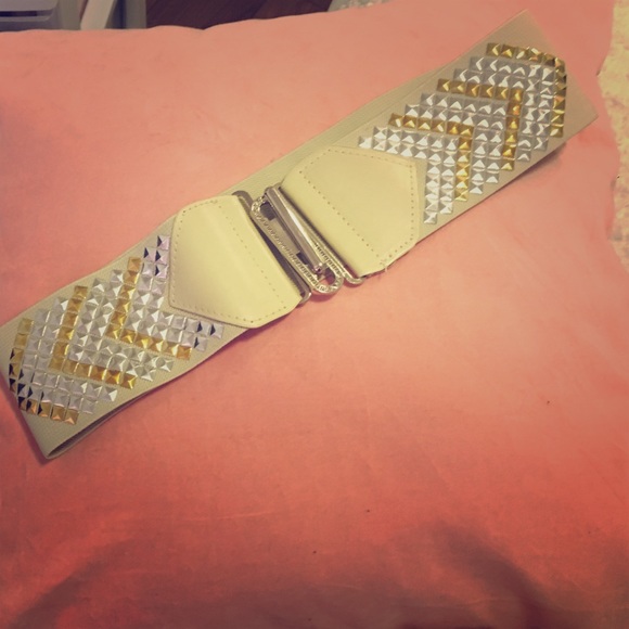 Very cute off white stretchy belt ⭐️🙈⭐️