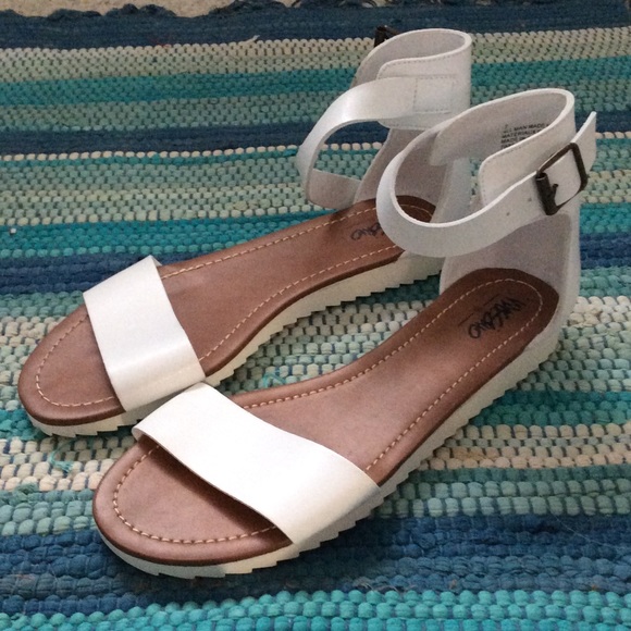 White flatforms