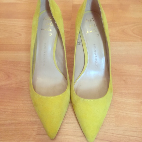 Banana Republic mustard pumps