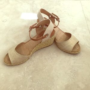 Lightly worn Lucky Brand espadrilles in tan/gold