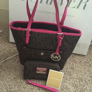 Michael kors jet set med snap pocket tote & wallet