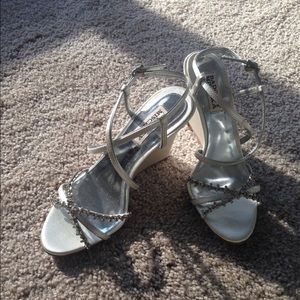 badgley mischka white wedge 6
