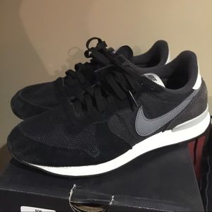 Nike internationalists