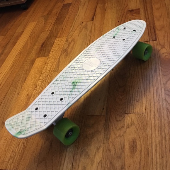 ❌ SOLD ❌ New green and white Pennyboard