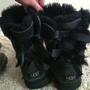 black Bailey bow uggs