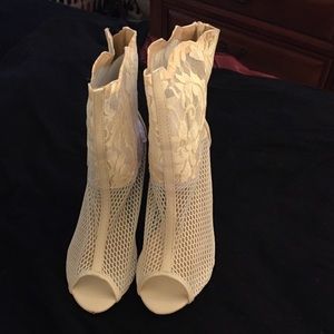 Nude Peep toe Lace Booties