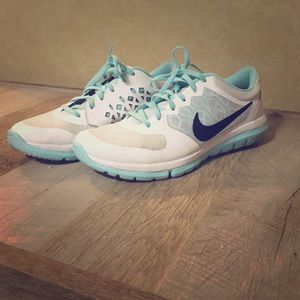 White/teal Nike tennis shoes