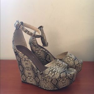 Adorable platform sandals size 6