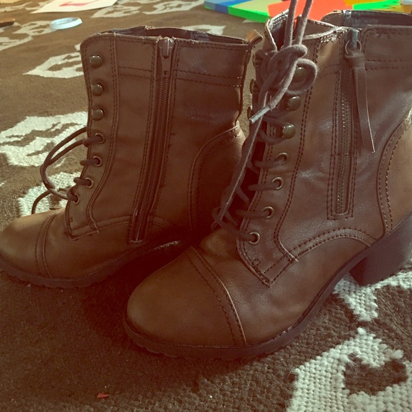 Super cute lace up heeled Report combat boot