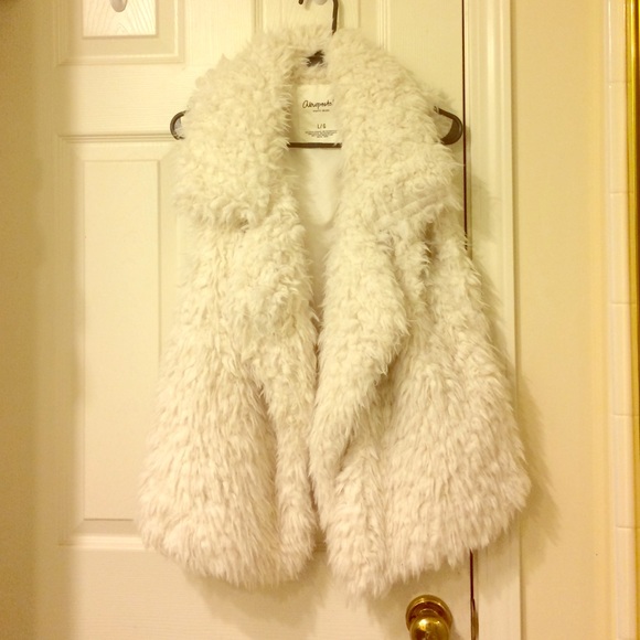 🎈LAST CALL🎈Aeropostale Faux Fur Vest