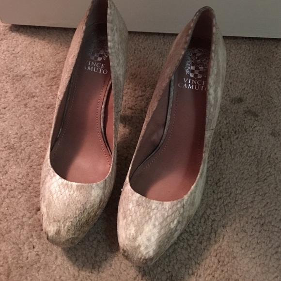 Ladies Vince camuto pumps worn twice