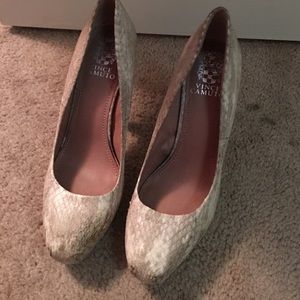 Ladies Vince camuto pumps worn twice