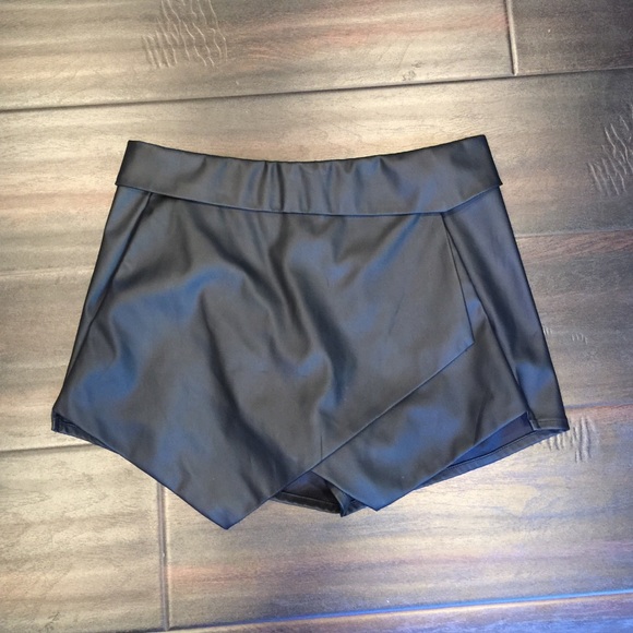 angle mini skort, faux leather