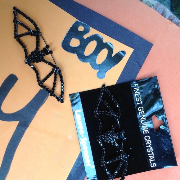 Genuine Crystal Gothic Bat Brooch - Picture 2 of 4