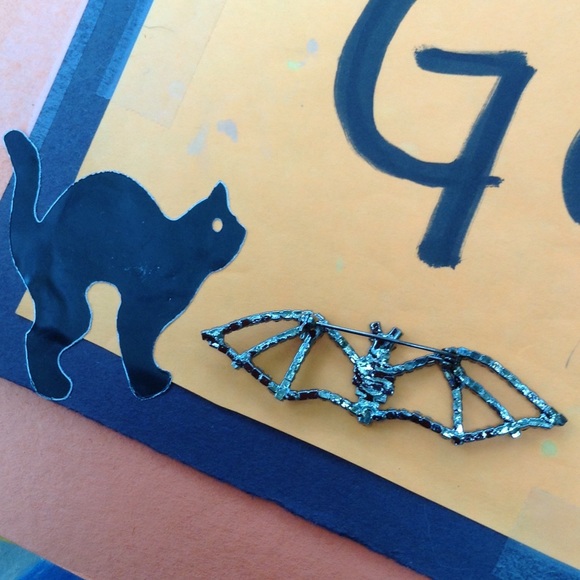 Genuine Crystal Gothic Bat Brooch - Picture 3 of 4