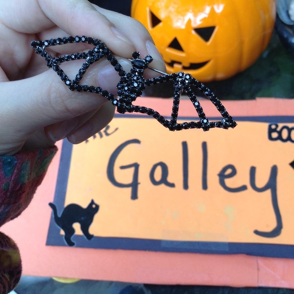 Genuine Crystal Gothic Bat Brooch - Picture 4 of 4