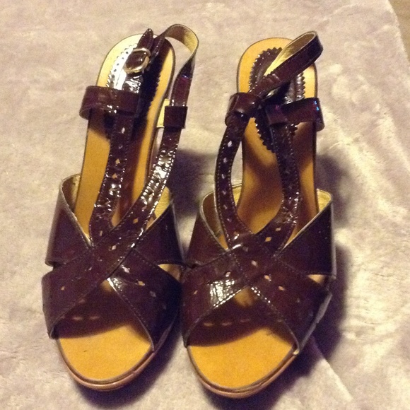 Patient brown wedges