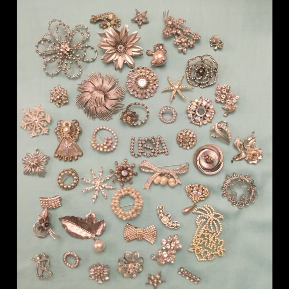 Rhinestone/Silver 45 Piece Vintage/Mod Brooch Lot