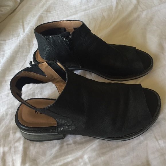 Kelsi Dagger Sandals
