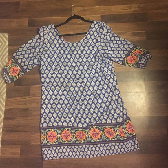 Mid-sleeved shift dress