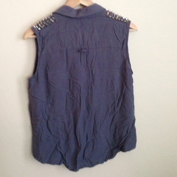 Button Up Top - Picture 3 of 3