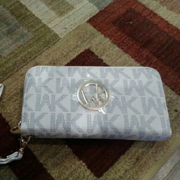 Wallwt w/ wristlet