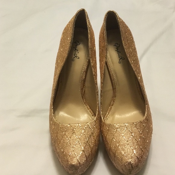 Gold size 8 high heels.
