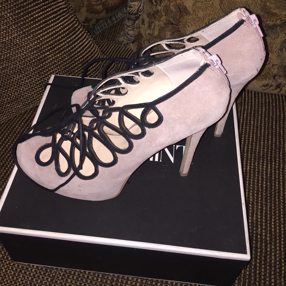 Shoemint (brand) Lace-up pumps - Picture 2 of 3