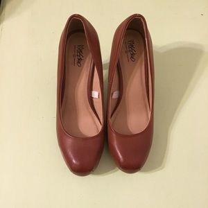 NWOT brown heels
