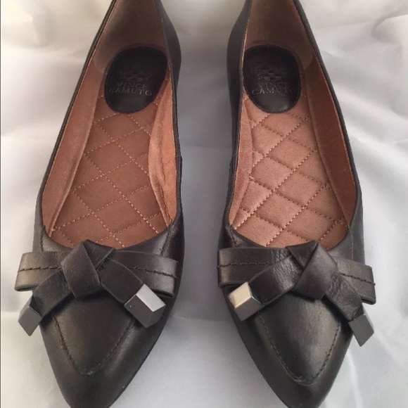 VINCE CAMUTO new without tags size 7.5 FLATS