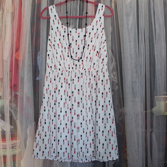 Lipstick print white F21 dress