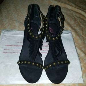 These cute answer fringe sandals