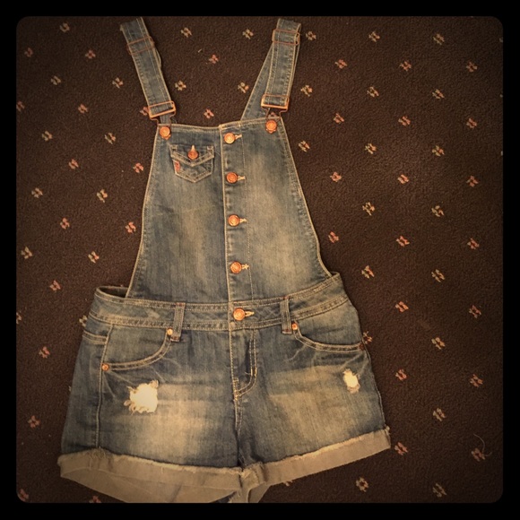 DISTRESSED CUTOFF OVERALL SHORTS