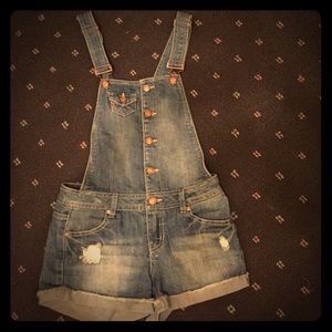 DISTRESSED CUTOFF OVERALL SHORTS