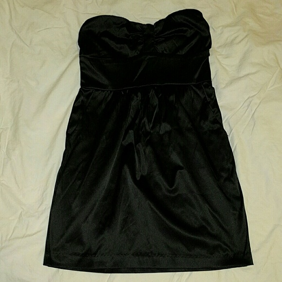 💕EVERYTHING MUST GO💕Black strapless mini dress