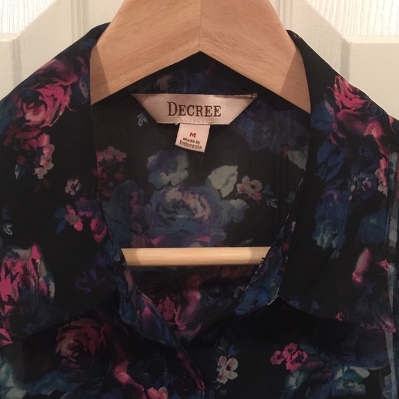 Cute Sheer Sleeveless Floral Top - Picture 2 of 4