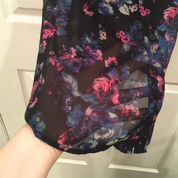 Cute Sheer Sleeveless Floral Top - Picture 3 of 4