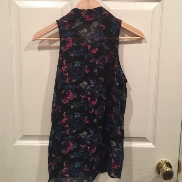 Cute Sheer Sleeveless Floral Top - Picture 4 of 4