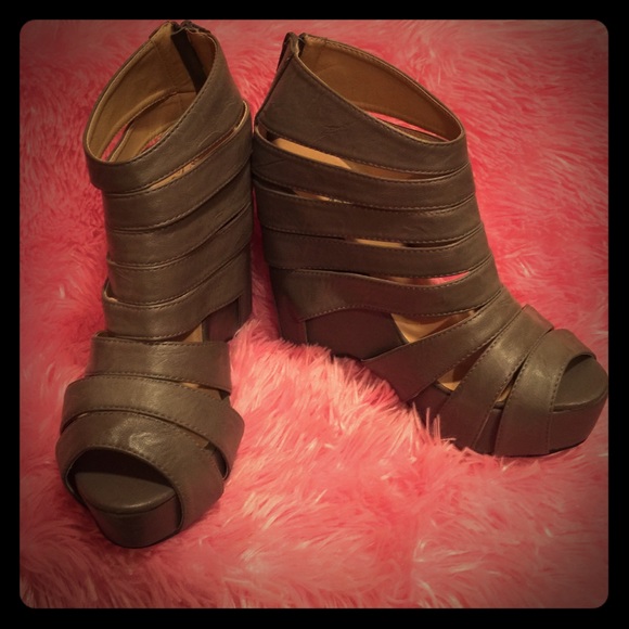 Charles Albert wedged open toe platforms size 9