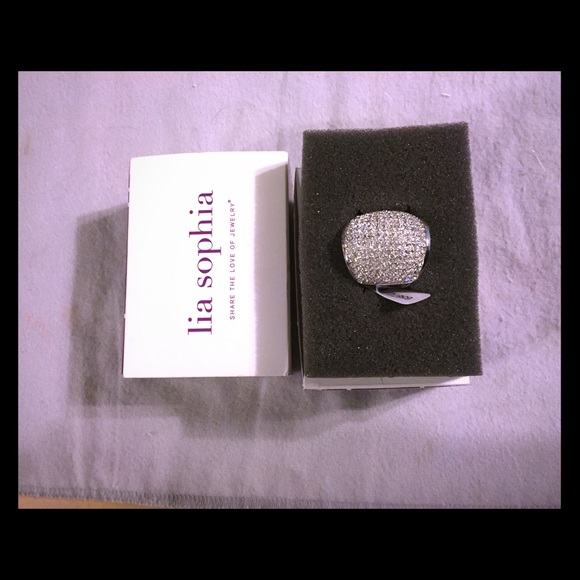 Size 7 Lia Sophia Ring