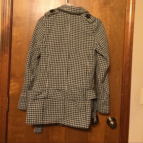 Cozy coat with wraparound collar. - Picture 3 of 4