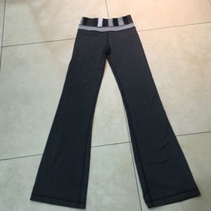 Lululemon Groove pants Color Gray size 4.