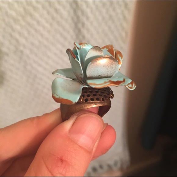 Flower ring. - Picture 3 of 3