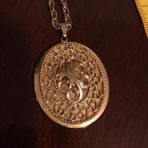 Vintage locket necklace. Sarah Coventry locket.