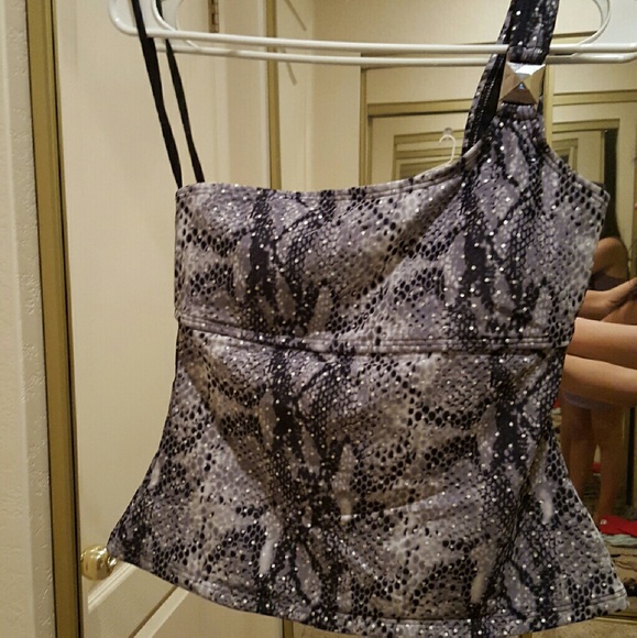 Bundle of shirts and one pair of shorts - Picture 3 of 4