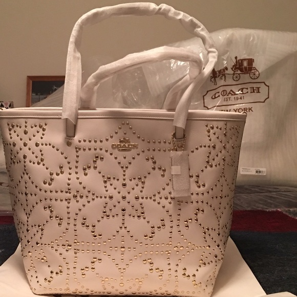 🎀SOLD🎀 Coach Reserve Lrg Street Tote Mini Studs